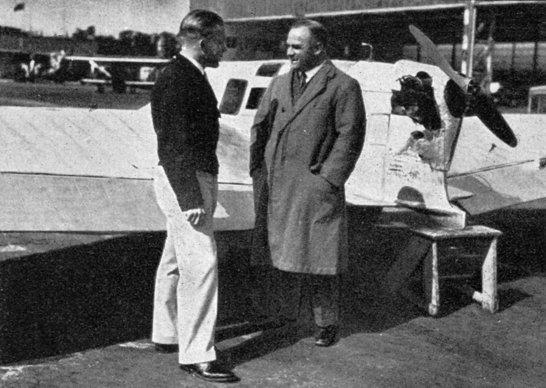 Hermann Köhl im Gespräch vor dem „Fliegenden Flügel“